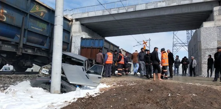 Yük treni otomobile çarptı: 2 ağır yaralı