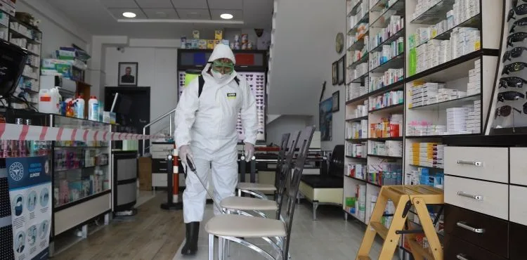 Büyükşehir Belediyesi’nin dezenfeksiyon çalışmaları eczanelerde devam ediyor