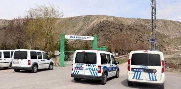 Mezarlıkta ceset ihbarı polisi alarma geçirdi