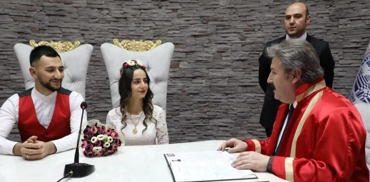 CORONA NİKAH ERTELETİYOR