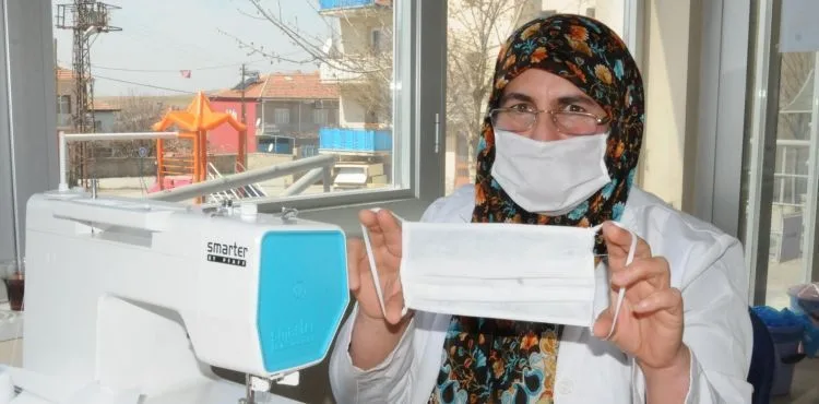 Felahiye'de kadınların ürettiği maskeler ücretsiz dağıtılıyor