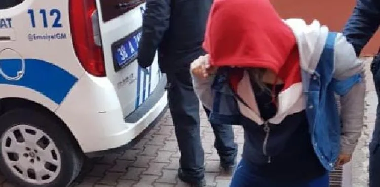 Evine giren hırsızlık şüphelisi kızı yakalayıp, polise teslim etti