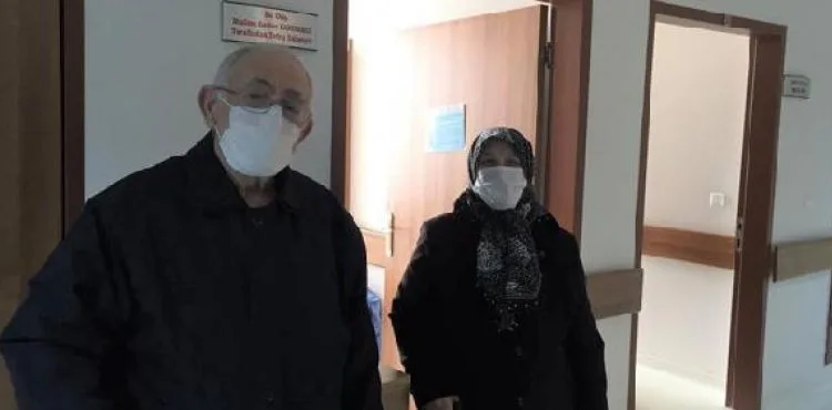 Kayseri'de koronavirüsü yenen yaşlı çift, taburcu edildi