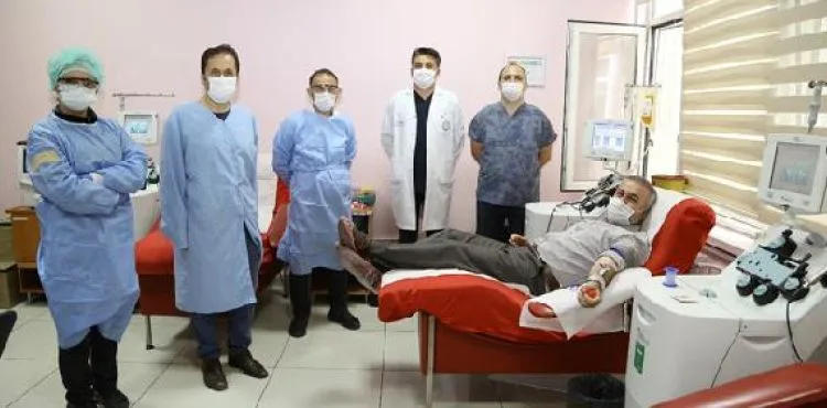 Koronavirüsü yenen profesör, immün plazma bağışçısı oldu