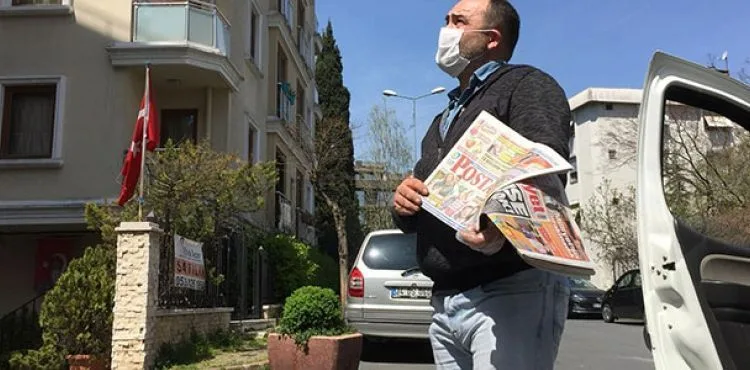 ''Yazıyor yazıyor, gazeteler evde kalmanın önemini yazıyor'' diyerek gazete sattılar