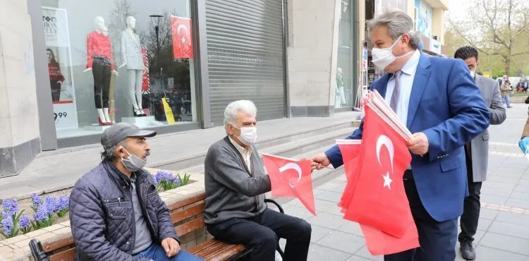 BAŞKAN PALANCIOĞLU, 23 NİSAN İÇİN BAYRAK DAĞITTI