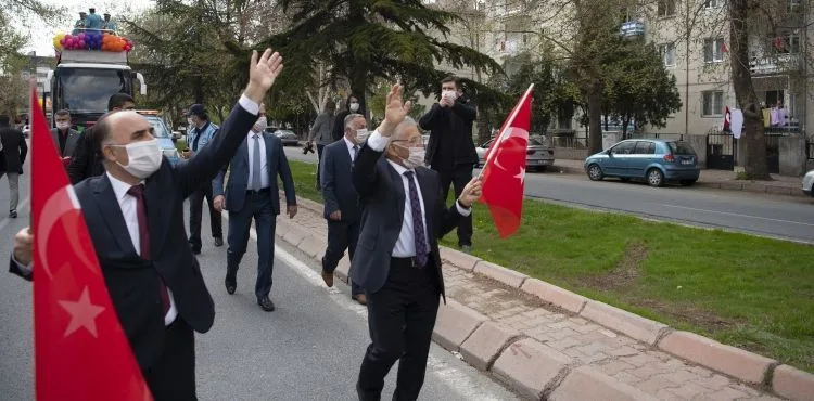 23 NİSAN KORTEJİ HALKIN AYAĞINA GİTTİ