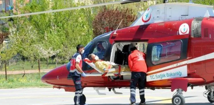 Hızarla kolunu kesti, ambulans helikopterle hastaneye götürüldü