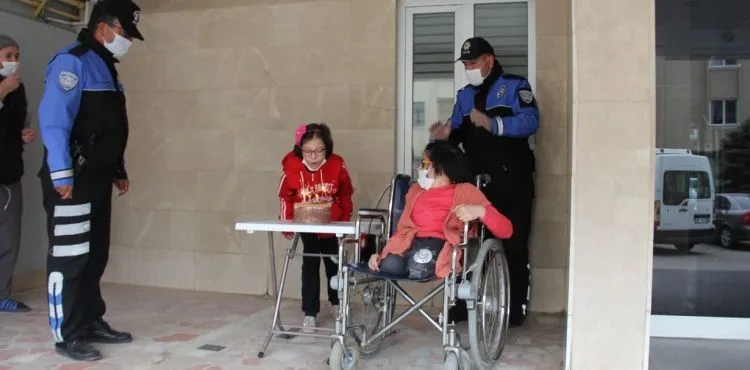 Kayseri Emniyet Müdürlüğünden Engelli Çocuklara Sürpriz Ziyaretler