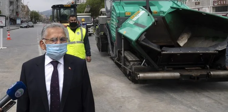 Başkan Büyükkılıç, asfaltlama çalışmaları yapan ekipleri ziyaret etti