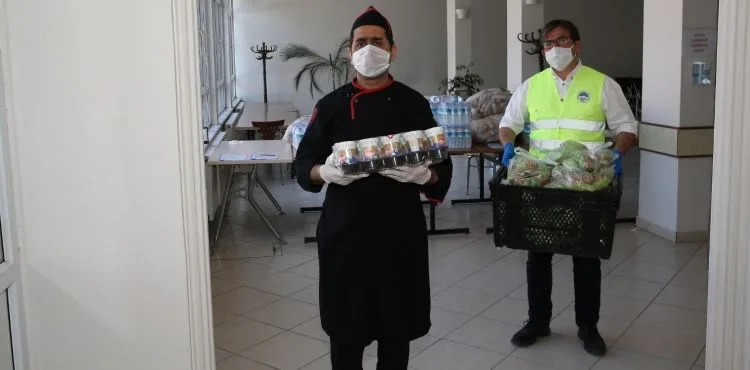 İhtiyaç sahiplerinin evlerine Büyükşehir'den yemek hizmeti