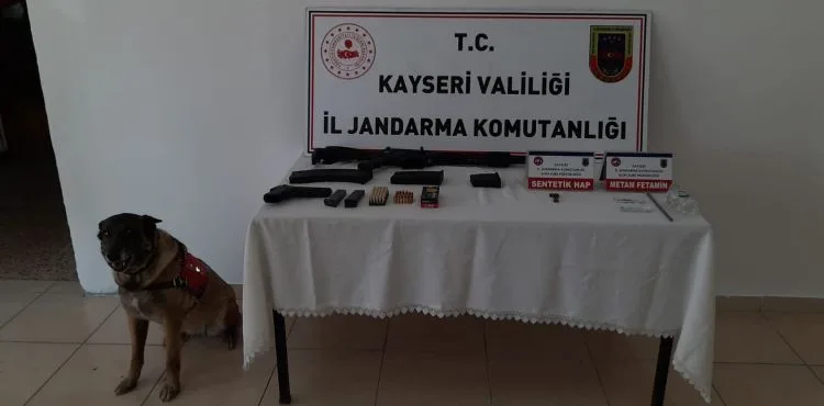 Kayseri'de kazaya karışan otomobilde silah ve uyuşturucu ele geçirildi