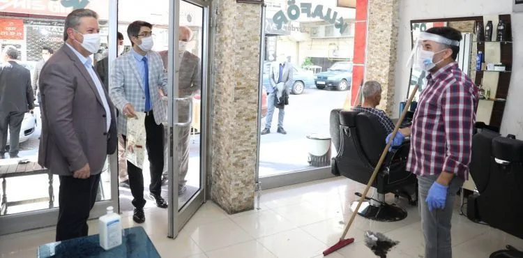 BAŞKAN PALANCIOĞLU HEM TIRAŞ OLDU, HEM SİPERLİ MASKE DAĞITTI