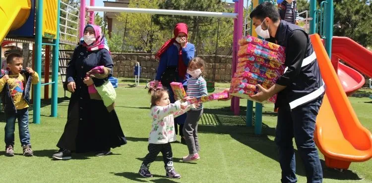 BAŞKAN ÖZDOĞAN ÇOCUKLARI SEVİNDİRDİ