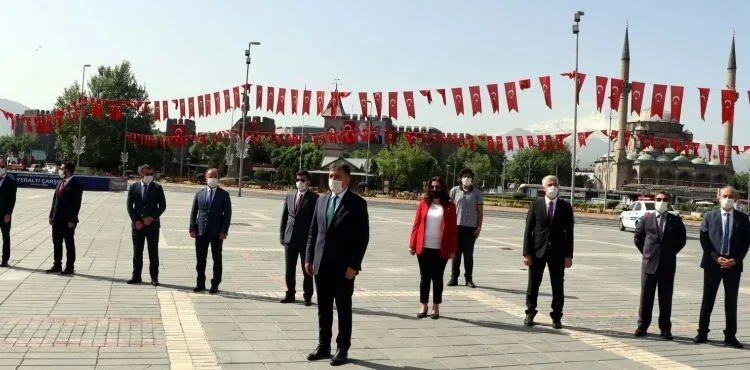 Kayseri'de, 'sosyal mesafe'li 19 Mayıs töreni