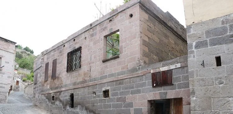 Restore edilen tarihi evin çatısı çöktü: 2 yaralı