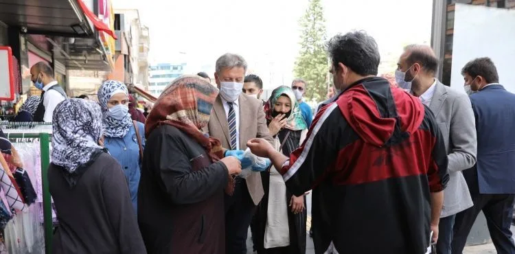 BAŞKAN PALANCIOĞLU, BAYRAMDAN ÖNCE ESNAF VE VATANDAŞLARA MASKE DAĞITTI
