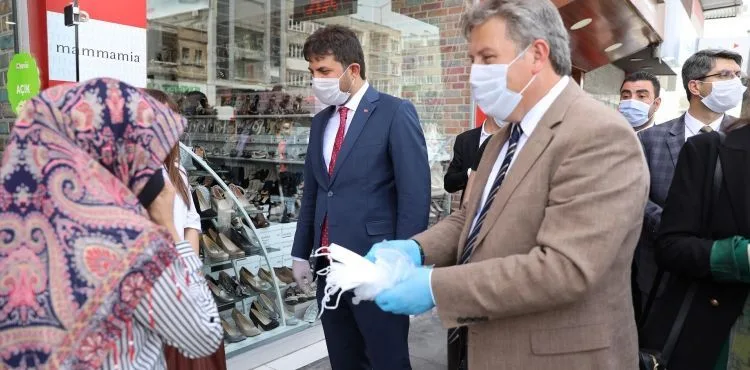 BAŞKAN PALANCIOĞLU, BAYRAMDAN ÖNCE ESNAF VE VATANDAŞLARA MASKE DAĞITTI
