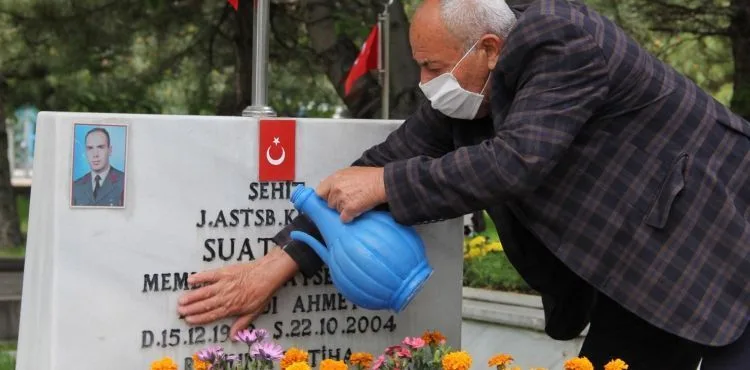 Kayseri'de şehit aileleri, şehitliği ziyaret etti