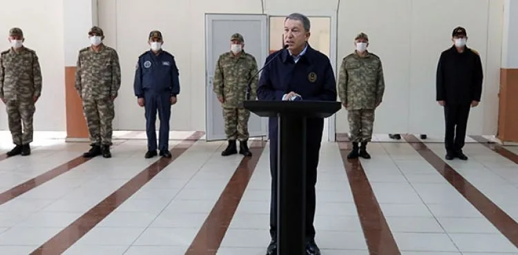 Bakan Akar, sınır hattında komandolarla bayramlaştı