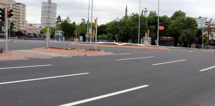 Kayseri'de bayramın ikinci günü cadde ve meydanlar boş kaldı