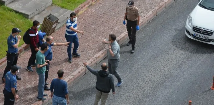 'Sosyal mesafe' uyarısı yapılınca cam parçasıyla kendisine zarar verdi