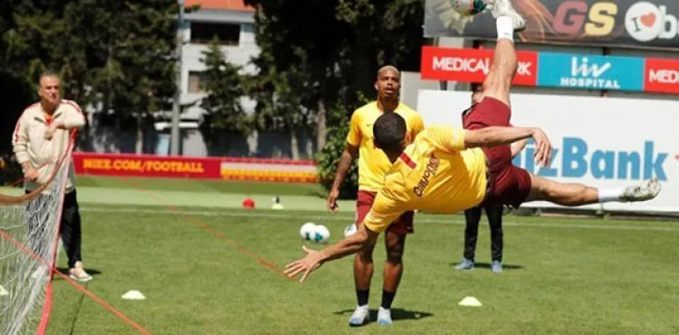 Galatasaraylı futbolcular ayak tenisi oynadı