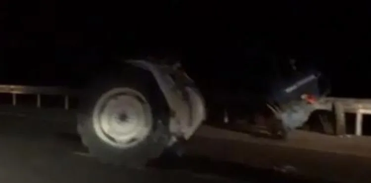 Otomobille çarpışan traktör ikiye ayrıldı: 4 yaralı