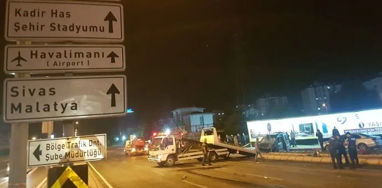 Kayseri'de otomobil ile hafif ticari araç çarpıştı: 1 ölü, 5 yaralı