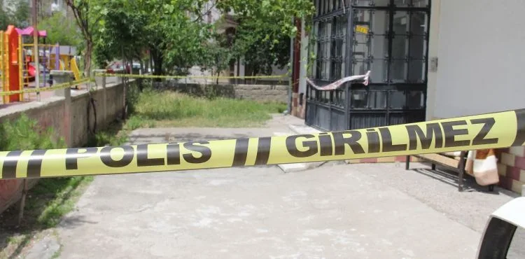 Kayseri'de 3 katlı apartman, karantinaya alındı