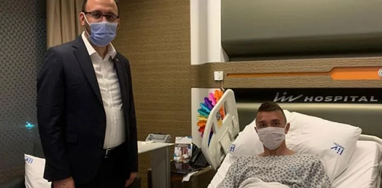 Bakan Kasapoğlu, Muslera'yı ziyaret etti