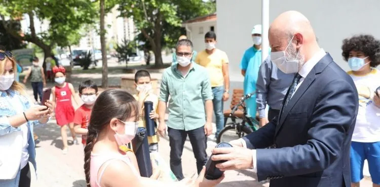 KOCASİNAN’DAN SOSYAL MESAFELİ VE GERİ DÖNÜŞÜMDEN ÜRETİLEN SATRANÇ BANKLAR