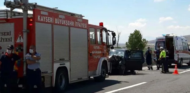 Bariyerlere çarpan otomobilin sürücüsü öldü, ailesinden 4 kişi ağır yaralı