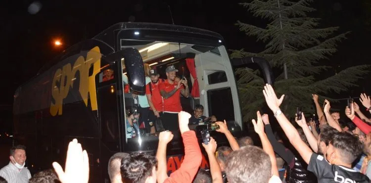 Kayserispor'a meşaleli karşılama
