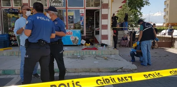 Markette karşılaştığı eski sevgilisi ve arkadaşını bıçakladı