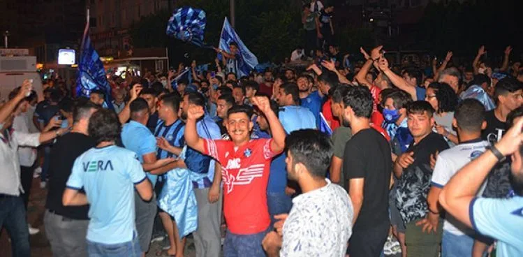Adana Demirspor'un 2'nciliğe yükselmesi kentte coşkuyla kutlandı