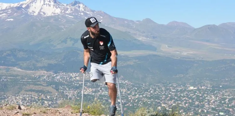 Ampute milli futbolcu Feyyaz, antrenman için 2 bin rakımlı dağa tırmandı