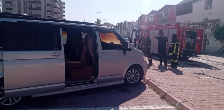 Kayseri'de alev alan minibüsü itfaiye erleri söndürdü