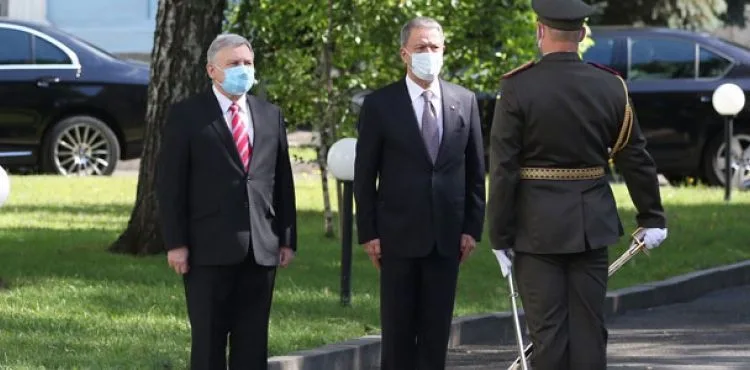 Bakan Akar, Ukrayna’da askeri törenle karşılandı