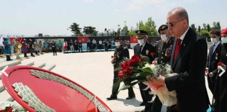 Cumhurbaşkanı Erdoğan, 15 Temmuz Şehitler Anıtı'na çelenk bıraktı