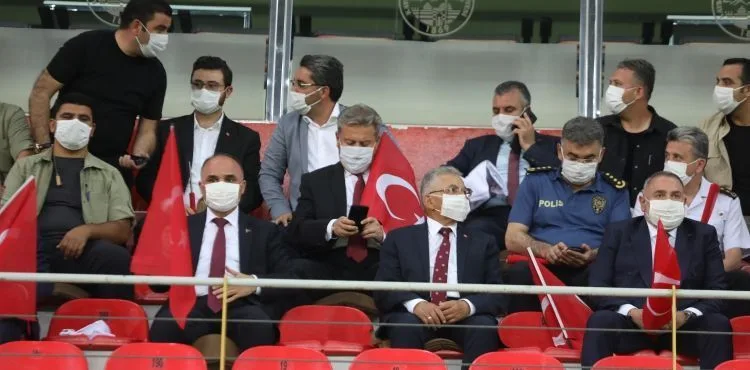 BAŞKAN BÜYÜKKILIÇ DEMOKRASİ NÖBETİNDE