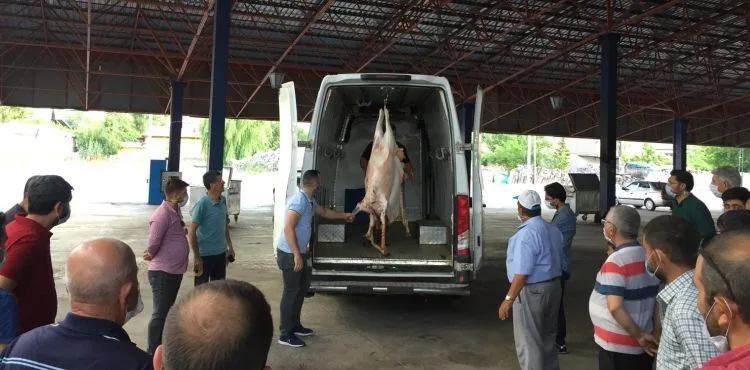 KURBAN KESİMİNİ MELMEK’TE ÖĞRENİYORLAR