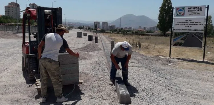 BAŞKAN PALANCIOĞLU KANAL BOYUNDAKİ YOL ÇALIŞMASI İÇİN UYARDI!