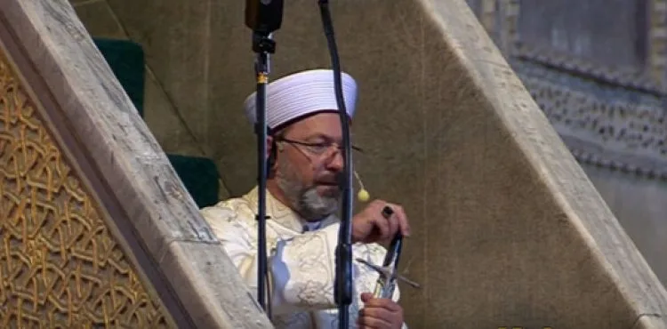 Diyanet İşleri Başkanı Ali Erbaş hutbeye kılıç ile çıktı