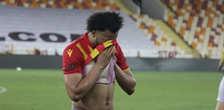 1'inci Lig'e düşen Yeni Malatyasporlu futbolcular maç sonunda ağladı