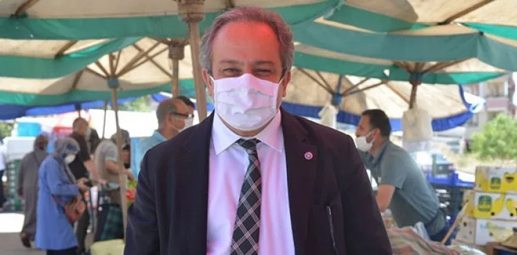 Bilim Kurulu Üyesi pazarda alışveriş yaparak vatandaşları uyardı