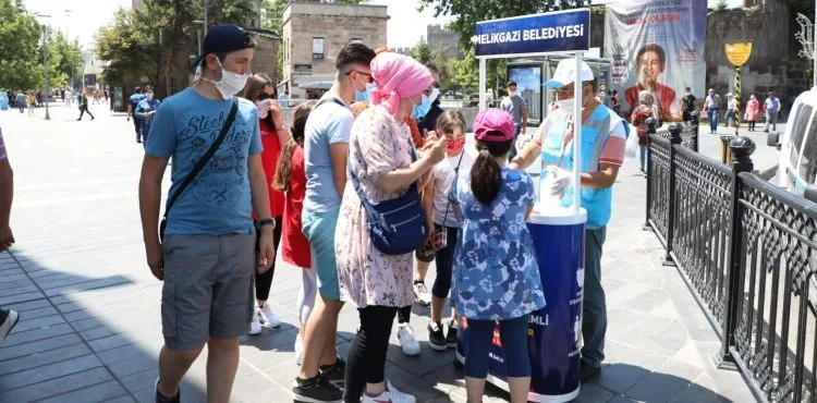 MELİKGAZİ BELEDİYESİ STANDLARDA MASKE DAĞITIYOR