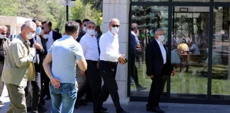 Bakan Akar, Kayseri'de anne ve babasının kabrini ziyaret etti