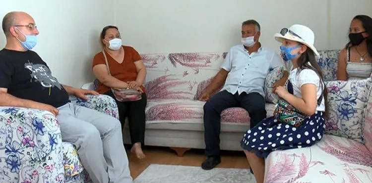 Koronavirüs gölgesinde maskeli ve sosyal mesafeli ev bayramlaşması