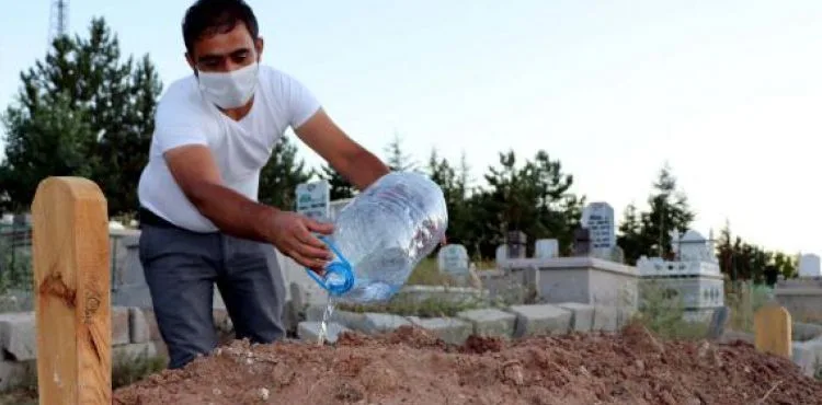 Koronavirüsü yendi, aynı hastalıktan ölen babasının kabrini ziyaret etti